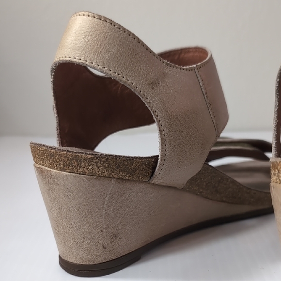 Taos Carousel 3 Sandals Size EU 40 US 9.5 Leather Tan Brass Wedge Ankle Strap - Picture 11 of 15